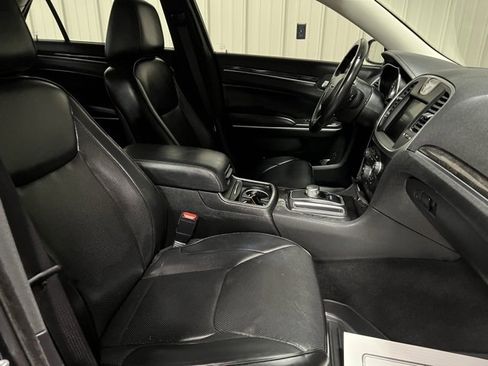 Used 2019 Chrysler 300 Limited w/ Safetytec Plus Group image 28