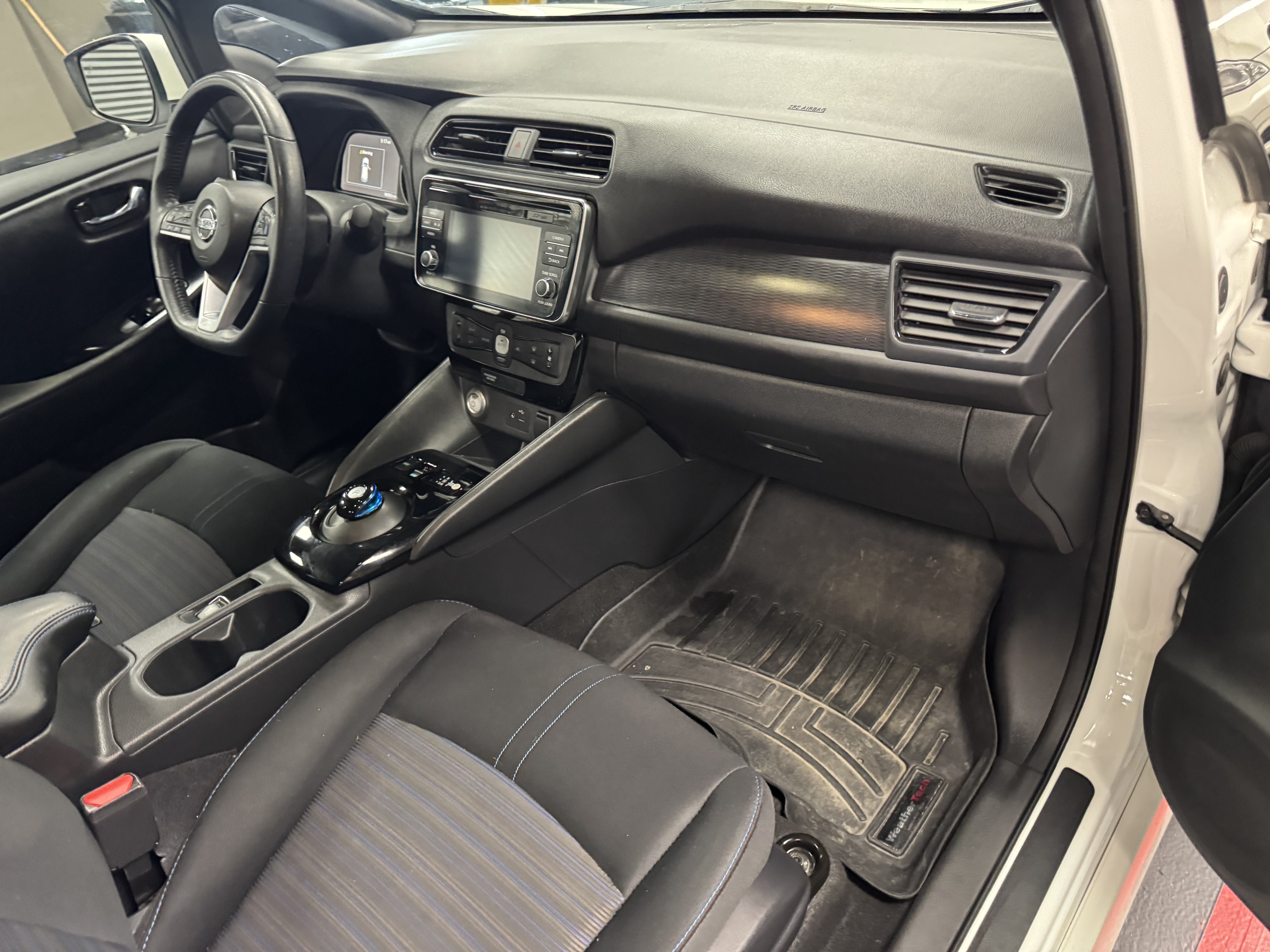 Used 2018 Nissan Leaf SV w/ SV Technology Package FWD image 17