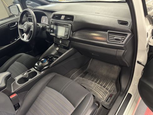 Used 2018 Nissan Leaf SV w/ SV Technology Package FWD image 17