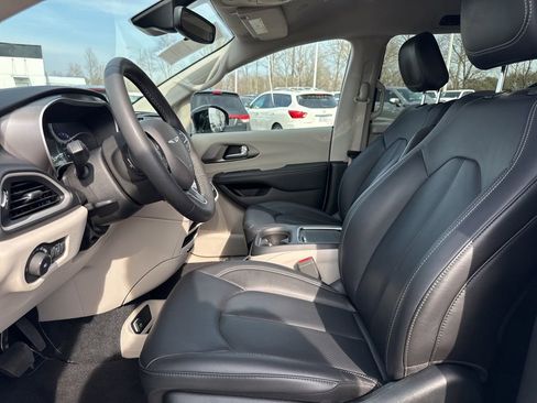 Used 2024 Chrysler Pacifica Touring-L image 9