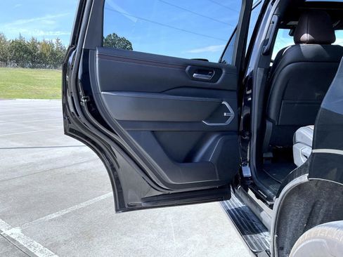 Used 2025 Nissan Armada Platinum Reserve AWD/4WD image 19