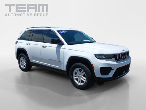 Used 2023 Jeep Grand Cherokee Laredo RWD image 1