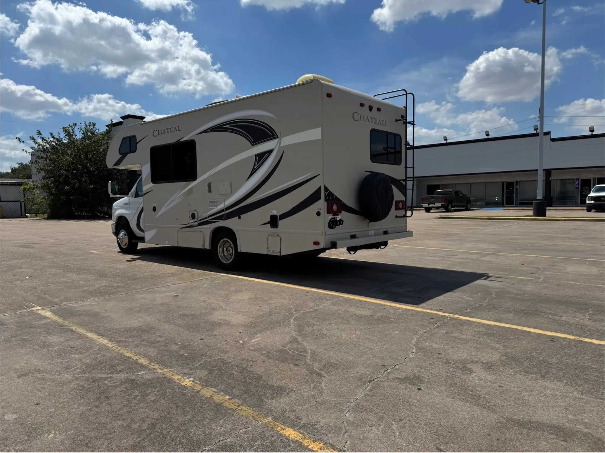 Used 2017 Ford E-450 and Econoline 450 Super Duty w/ Motorhome Prep Package RWD image 6