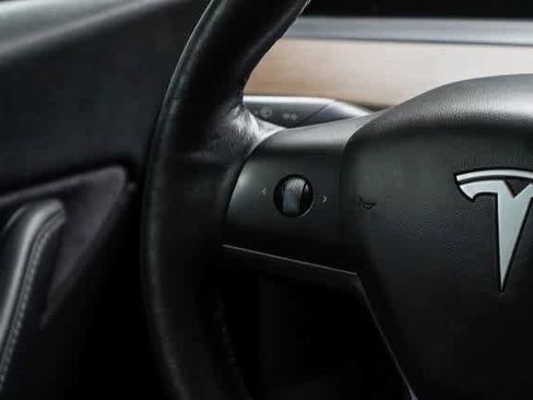 Used 2021 Tesla Model Y Long Range image 16