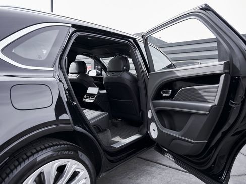 Used 2023 Bentley Bentayga Extended Wheelbase image 26