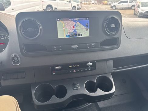 Used 2022 Mercedes-Benz Sprinter 2500 image 5