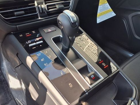 Certified 2025 Porsche Macan image 10