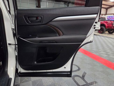 Used 2019 Toyota Highlander LE image 29