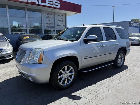 Used 2011 GMC Yukon Denali AWD/4WD image 3