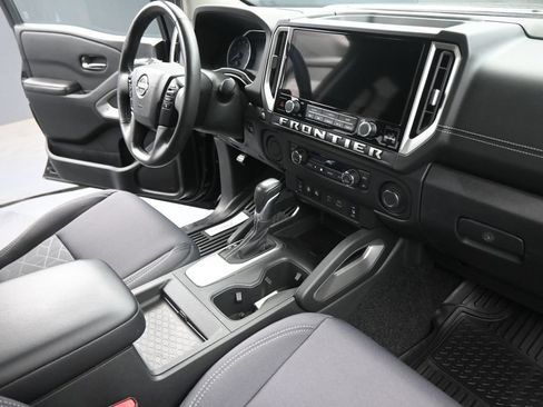 Used 2025 Nissan Frontier SV w/ SV Convenience Package RWD image 21