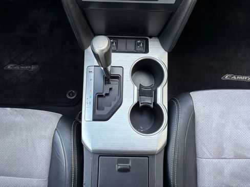 Used 2012 Toyota Camry SE w/ Leather Pkg FWD image 20