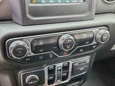 Used 2023 Jeep Wrangler Unlimited image 15