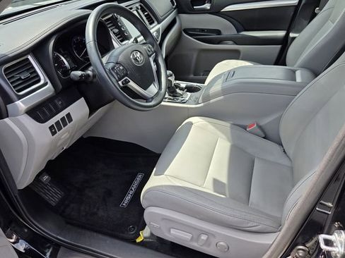 Used 2016 Toyota Highlander XLE AWD/4WD image 10