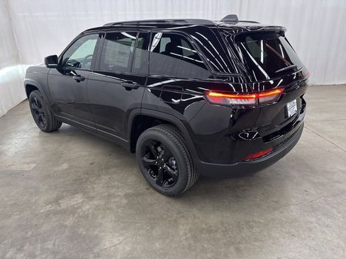 New 2025 Jeep Grand Cherokee Altitude image 30