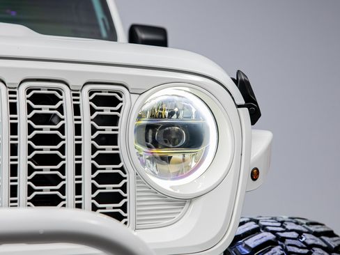 Used 2024 Jeep Wrangler Unlimited Rubicon w/ Capability Package image 3