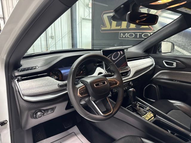 Used 2024 Jeep Compass Latitude w/ Altitude Special Edition AWD/4WD image 6