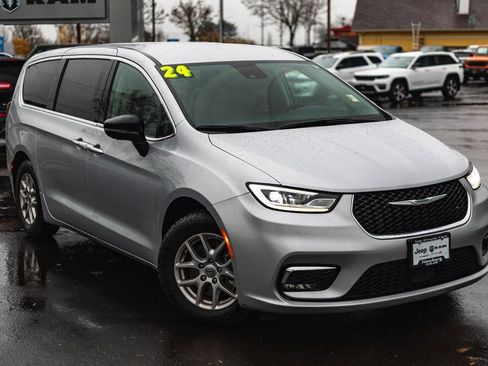 Used 2024 Chrysler Pacifica Touring-L image 2