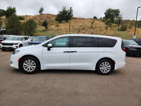Used 2020 Chrysler Voyager L FWD image 4