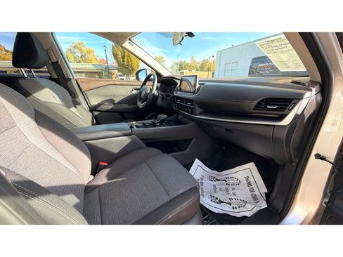 Used 2023 Nissan Rogue SV image 10