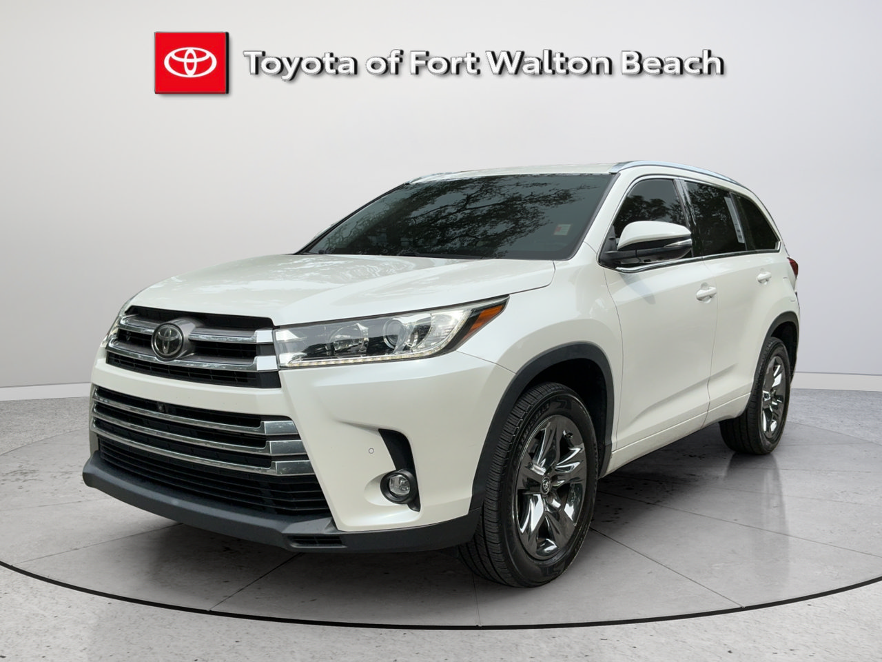 Used 2019 Toyota Highlander Limited Platinum FWD image 1