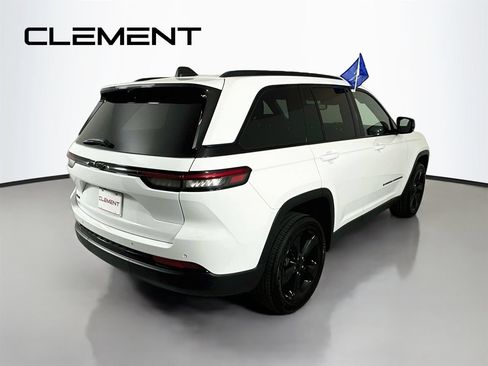 Used 2023 Jeep Grand Cherokee Altitude AWD/4WD image 7