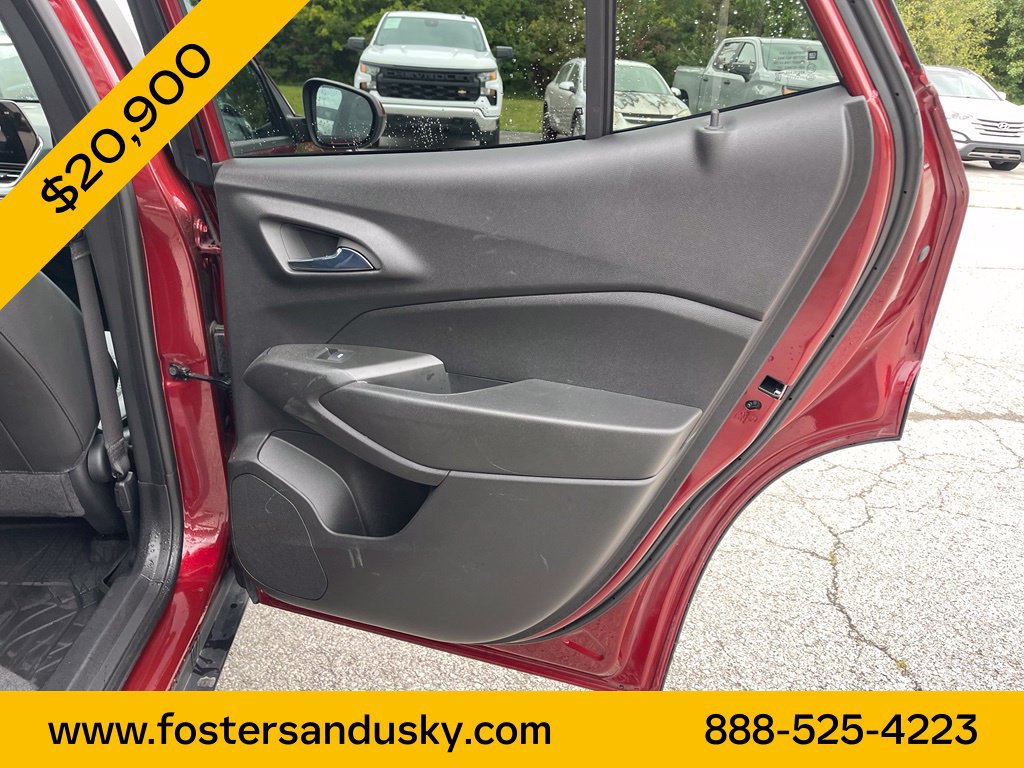 Used 2024 Chevrolet Trax LT w/ Sunroof Package FWD image 18