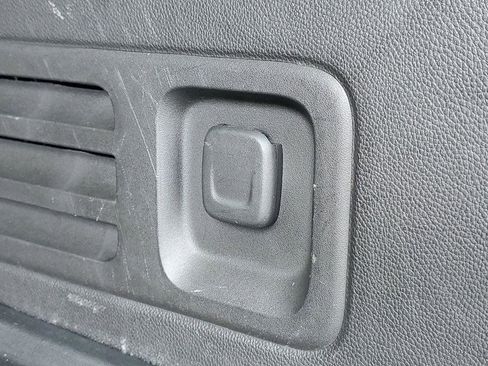 Used 2019 Chevrolet Traverse LT image 32