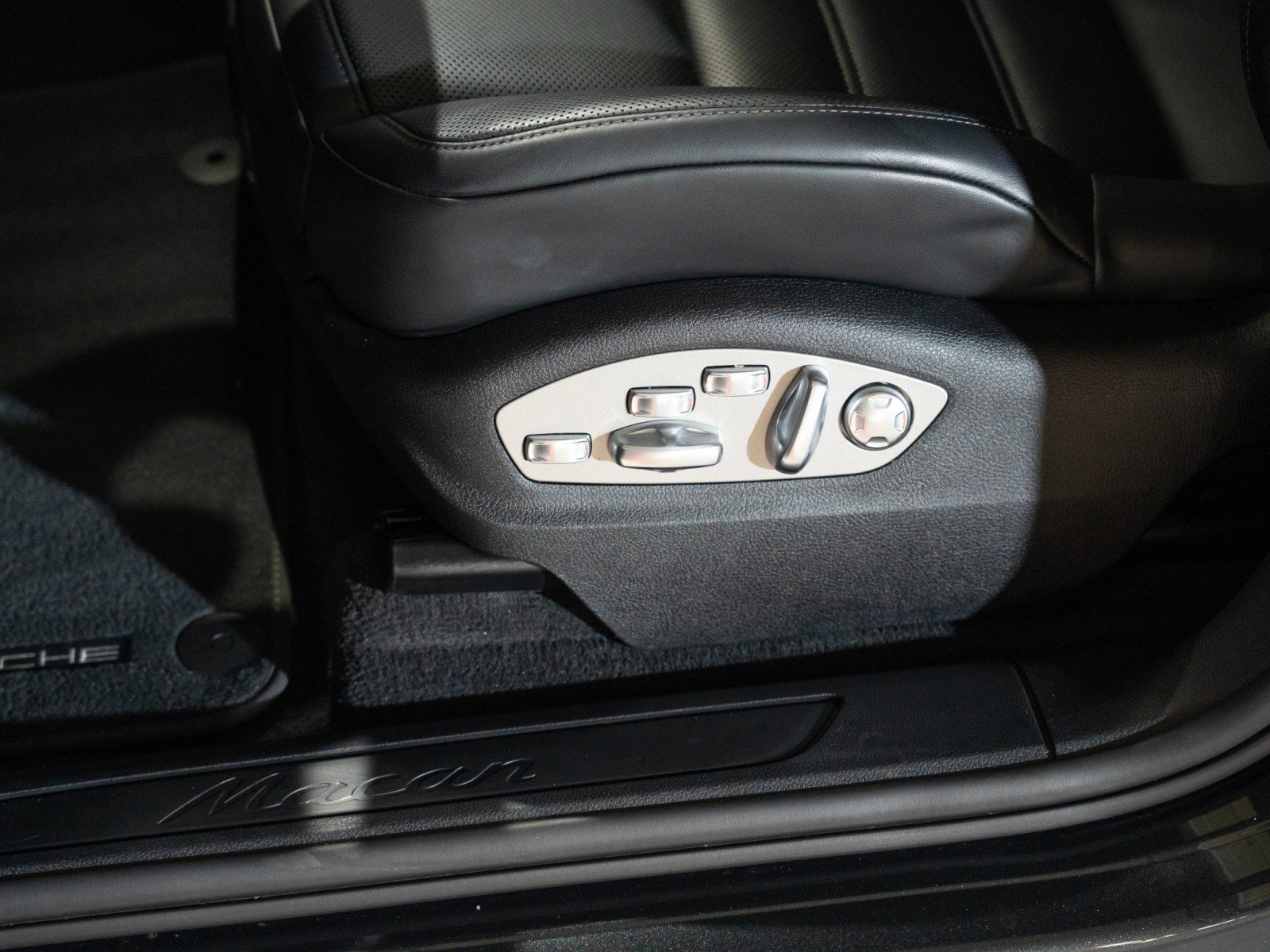 Certified 2026 Porsche Macan AWD/4WD image 13