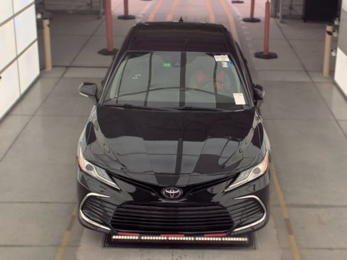 Used 2022 Toyota Camry XLE FWD image 2
