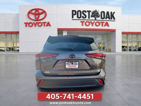 Used 2023 Toyota Highlander LE FWD image 6