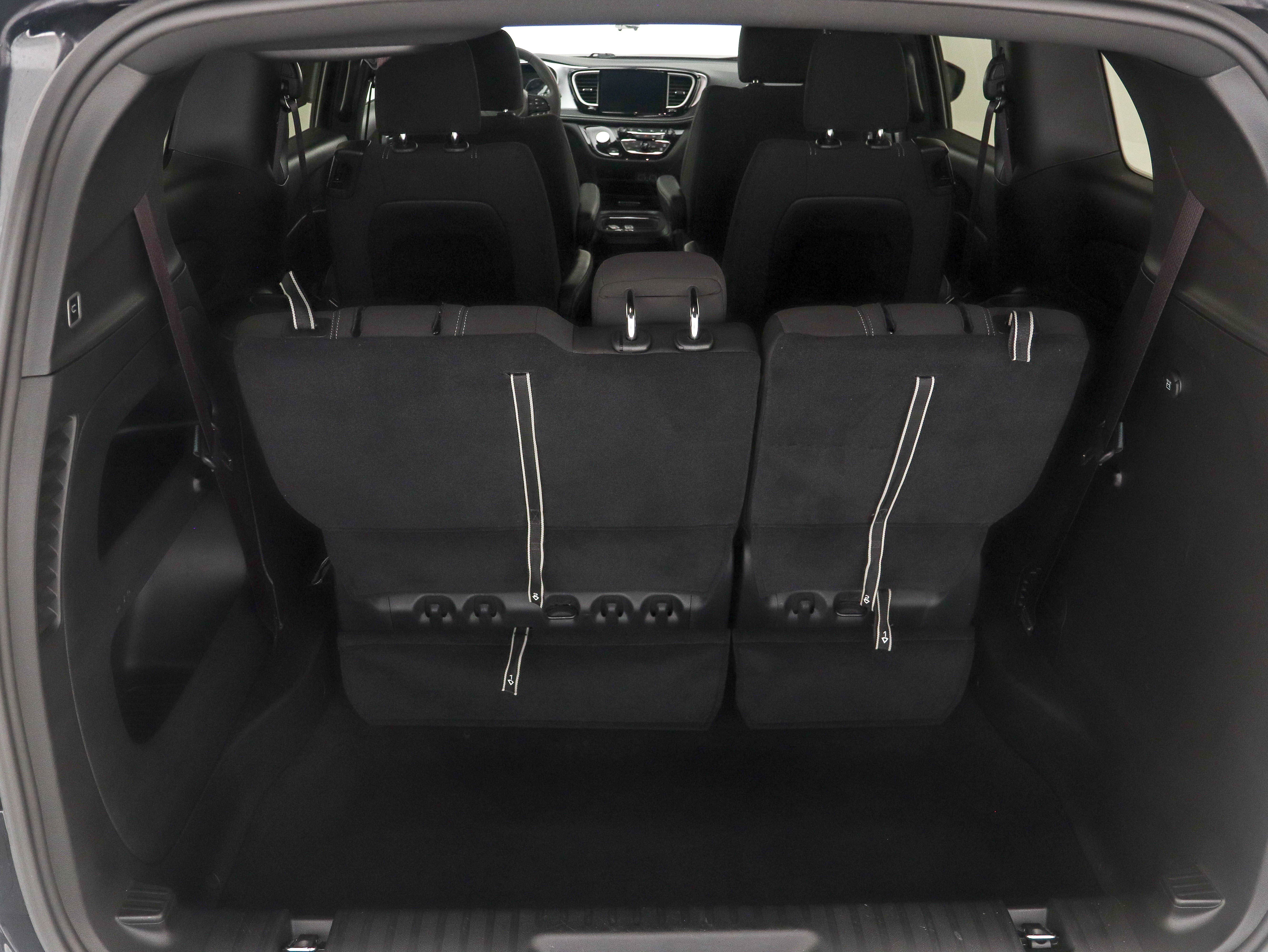 Used 2024 Chrysler Pacifica Touring FWD image 12
