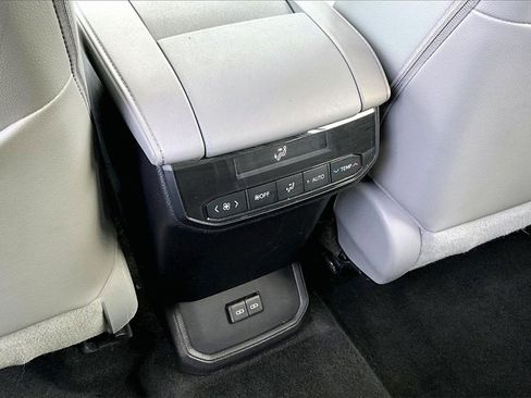 Used 2023 Toyota Highlander XLE image 10