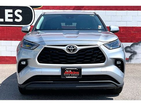Used 2022 Toyota Highlander LE AWD/4WD image 3