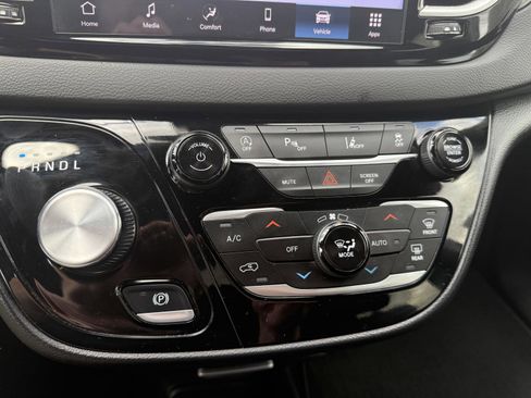 Used 2025 Chrysler Pacifica Select FWD image 27