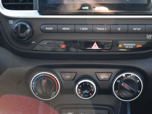 Used 2022 Hyundai Venue SE image 19