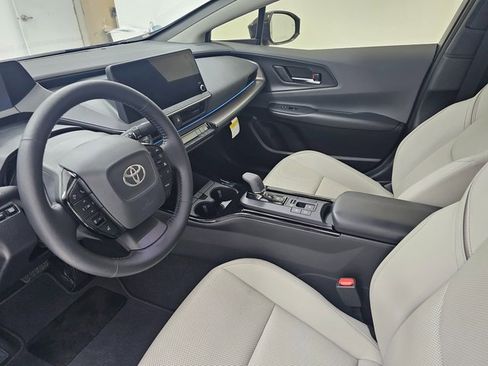 Used 2025 Toyota Prius XLE image 8