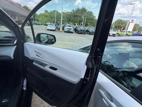 Used 2026 Toyota Sienna XLE FWD image 38