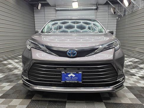 Used 2023 Toyota Sienna XLE FWD image 3