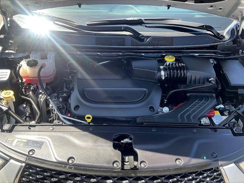 Used 2024 Chrysler Pacifica Touring-L FWD image 10