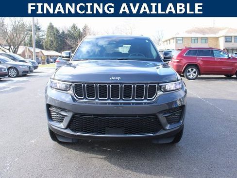 Used 2024 Jeep Grand Cherokee Laredo image 3