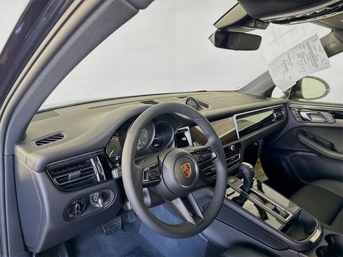 Used 2025 Porsche Macan image 4