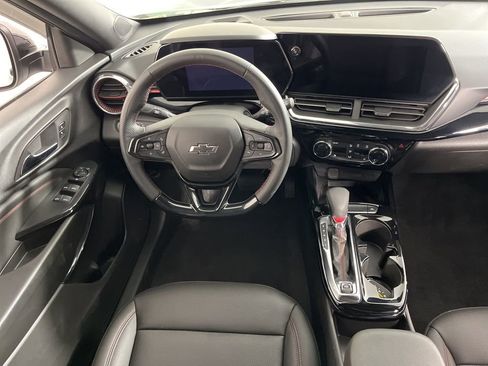 Used 2025 Chevrolet Trax RS w/ Sunroof Package FWD image 4