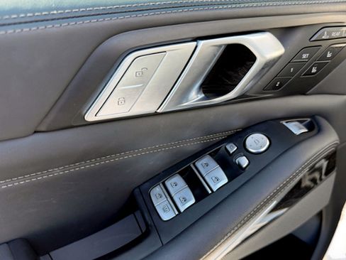 Used 2022 BMW X7 M50i image 11