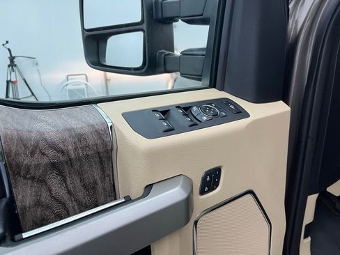 Used 2019 Ford F350 Lariat w/ Chrome Package image 17