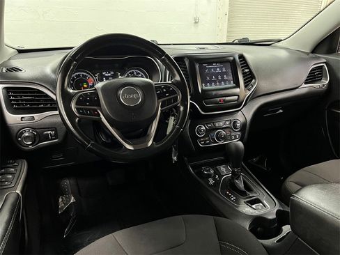 Used 2020 Jeep Cherokee Latitude w/ Cold Weather Group image 9