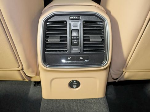 Certified 2023 Porsche Macan AWD/4WD image 35