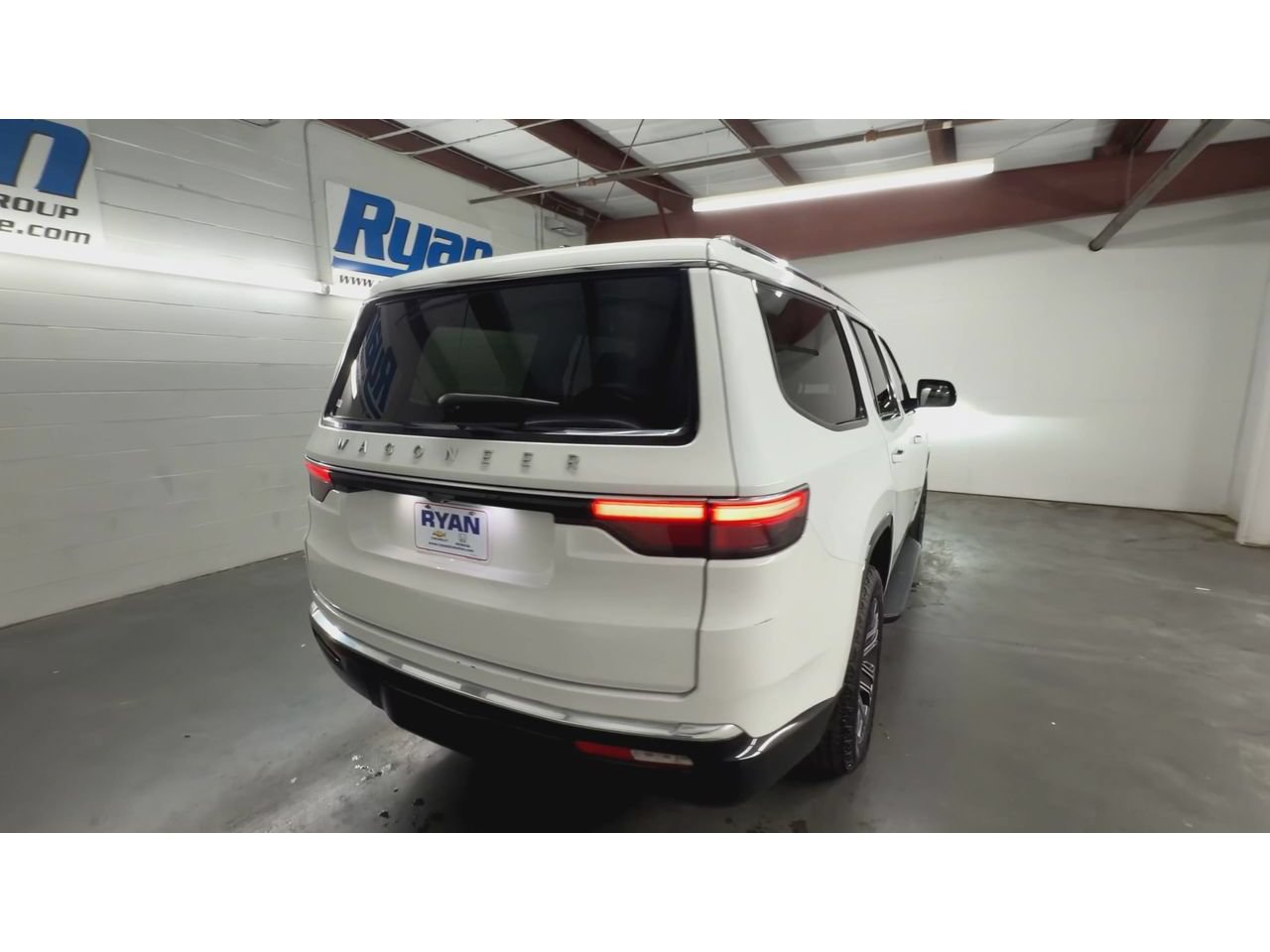 Used 2024 Jeep Wagoneer Series II w/ Flexible Seating Group RWD image 8