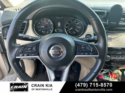 Used 2017 Nissan Rogue SV w/ SV Premium Package FWD image 17
