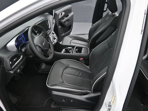 Used 2025 Chrysler Pacifica Limited image 10