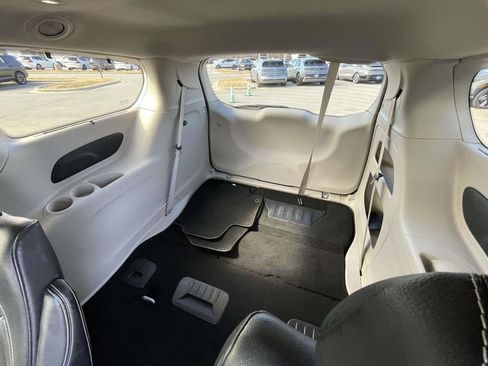 Used 2022 Chrysler Pacifica Touring-L image 4